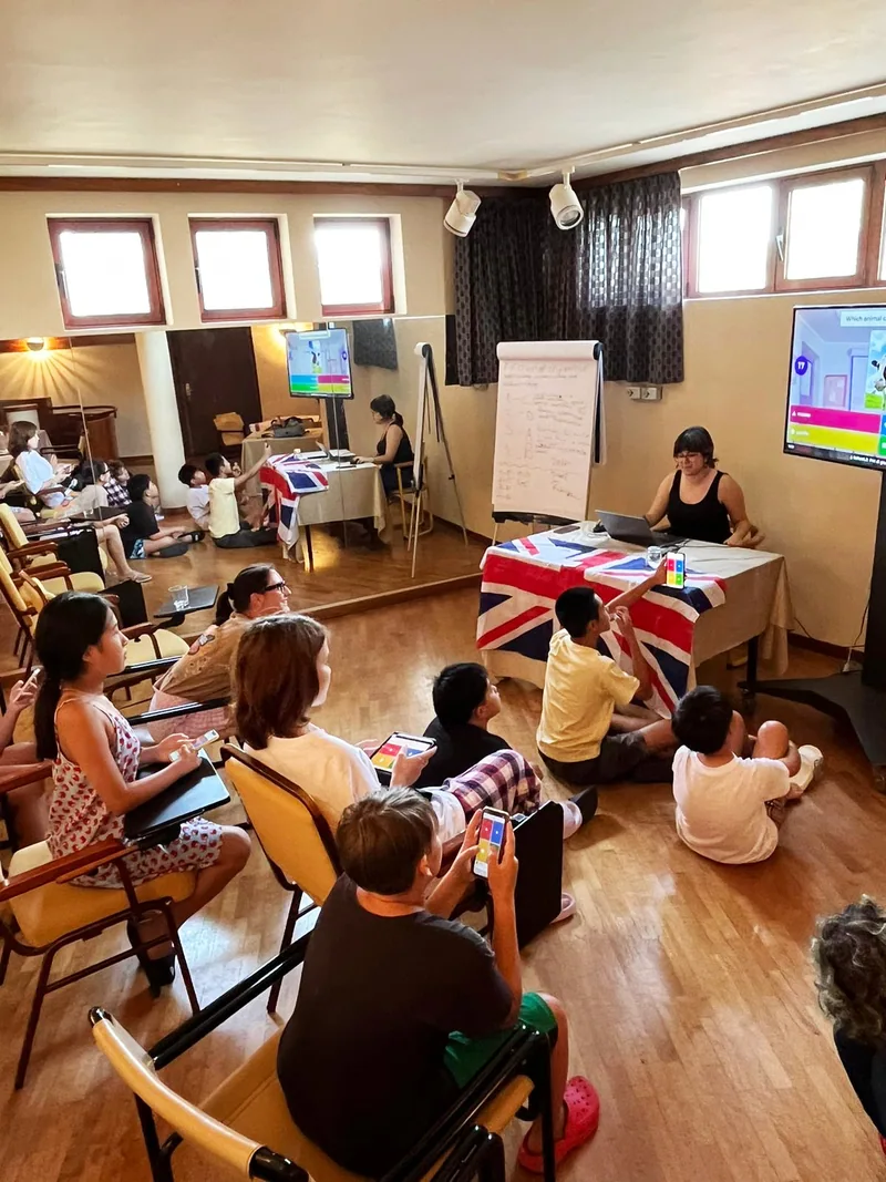 講師と幅広い年齢の参加者が交流する語学レッスン
